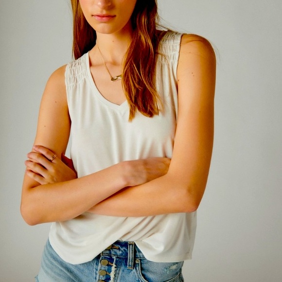 NWT Lucky Brand Smocked Shoulder Tank - Picture 3 of 4